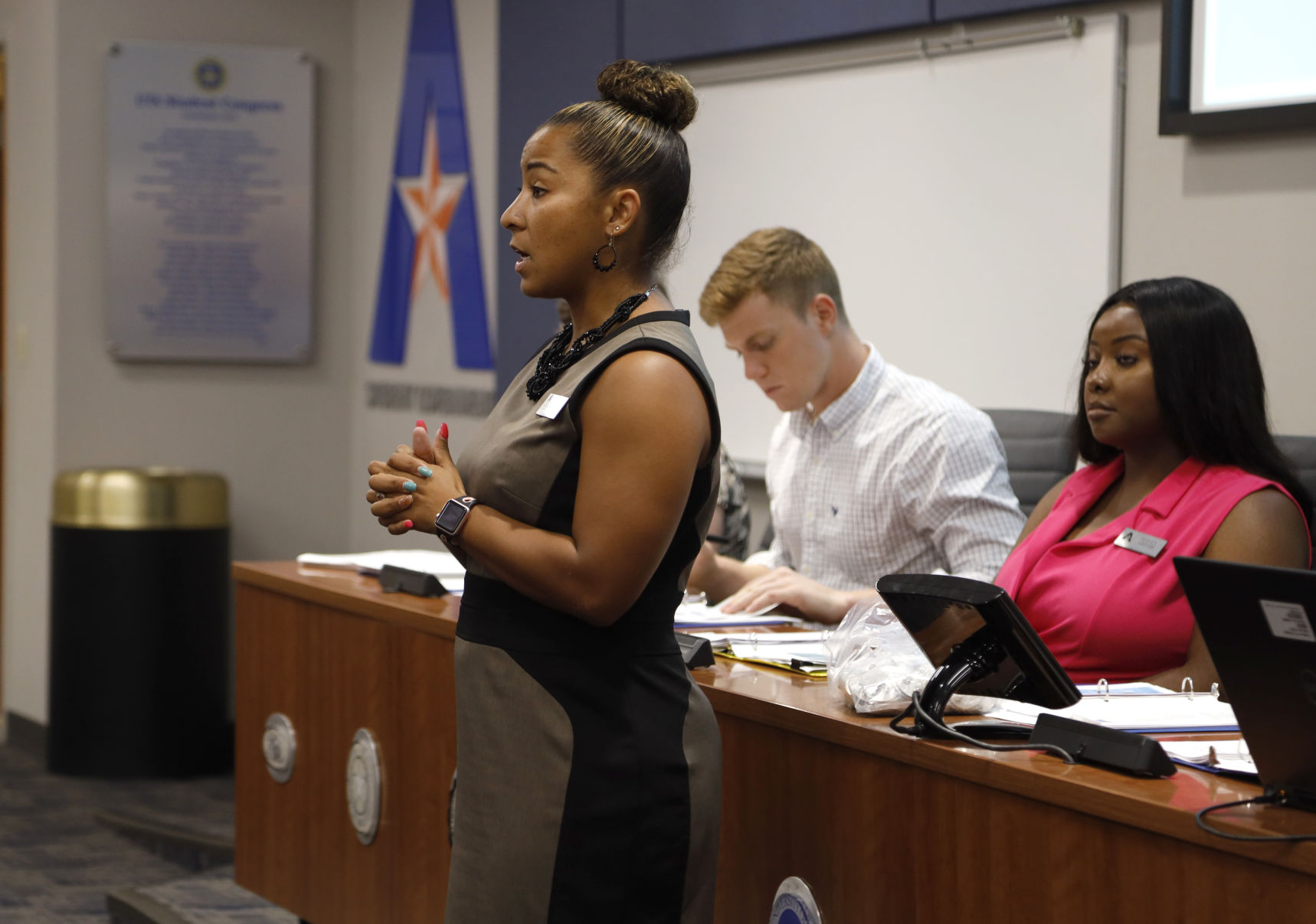 Student Senate swears in 17 senators, introduces nine new resolutions in first general body meeting